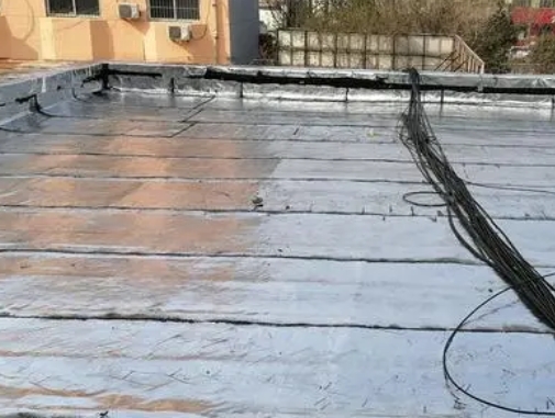 志丹卫生间漏水维修公司分享下志丹屋面楼顶防水刚性防水层施工要点。